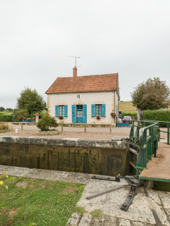 Vue du sas et de la maison éclusière. © Région Bourgogne-Franche-Comté, Inventaire du patrimoine
