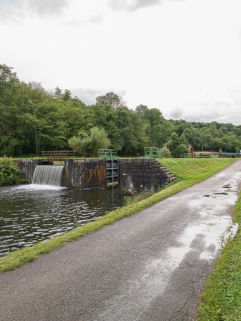 Vue du déversoir de superficie. © Région Bourgogne-Franche-Comté, Inventaire du patrimoine