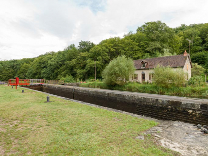 Vue du sas et de la maison éclusière. © Région Bourgogne-Franche-Comté, Inventaire du patrimoine