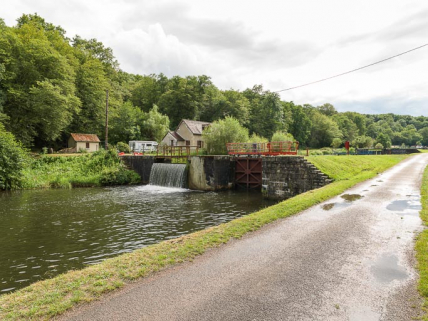 Vue du déversoir de superficie. © Région Bourgogne-Franche-Comté, Inventaire du patrimoine