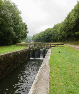 Vue du sas et du déversoir. © Région Bourgogne-Franche-Comté, Inventaire du patrimoine