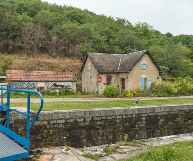 Vue du sas et de la maison éclusière. © Région Bourgogne-Franche-Comté, Inventaire du patrimoine