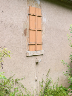 Vue d'une des petites fenêtres rectangulaires ménagées dans les murs gouttereaux.  © Région Bourgogne-Franche-Comté, Inventaire du patrimoine