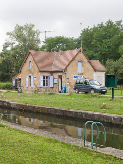 Vue du sas et de la maison éclusière. © Région Bourgogne-Franche-Comté, Inventaire du patrimoine