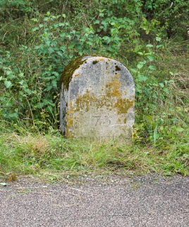Vue de la borne de grand gabarit située en face du déversoir de fond. © Région Bourgogne-Franche-Comté, Inventaire du patrimoine