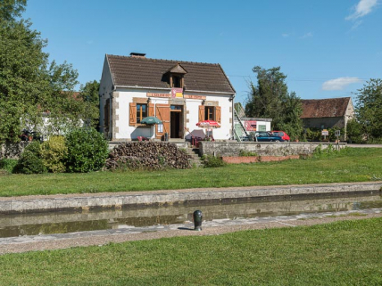 Vue du sas et de la maison éclusière. © Région Bourgogne-Franche-Comté, Inventaire du patrimoine
