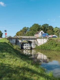 Vue d'ensemble du pont, avec passage d'un bateau. © Région Bourgogne-Franche-Comté, Inventaire du patrimoine