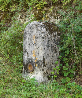 Vue de la borne située en aval du pont. © Région Bourgogne-Franche-Comté, Inventaire du patrimoine