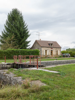 Vue du sas et de la maison éclusière. © Région Bourgogne-Franche-Comté, Inventaire du patrimoine