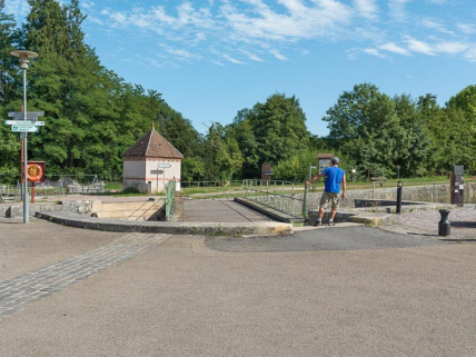 Vue du pont, manoeuvré par l'éclusier. © Région Bourgogne-Franche-Comté, Inventaire du patrimoine