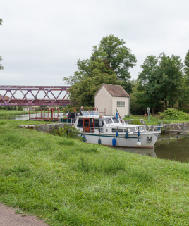 Vue du pertuis de garde au passage d'un bateau. © Région Bourgogne-Franche-Comté, Inventaire du patrimoine