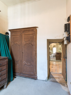 Vue de la sacristie avec porte ouverte sur le coeur. © Région Bourgogne-Franche-Comté, Inventaire du patrimoine