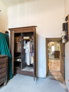 Vue de la sacristie avec porte ouverte sur le coeur. © Région Bourgogne-Franche-Comté, Inventaire du patrimoine