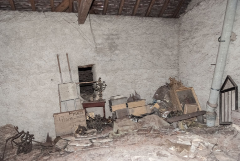 Objets divers dans les combles. © Région Bourgogne-Franche-Comté, Inventaire du patrimoine