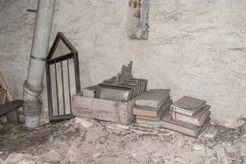 Combles : objets entreposés. © Région Bourgogne-Franche-Comté, Inventaire du patrimoine