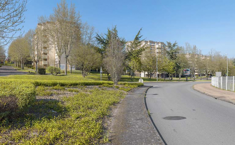 Vue générale de la cité Harfleur depuis l'avenue de Montvaltin. © Région Bourgogne-Franche-Comté, Inventaire du patrimoine