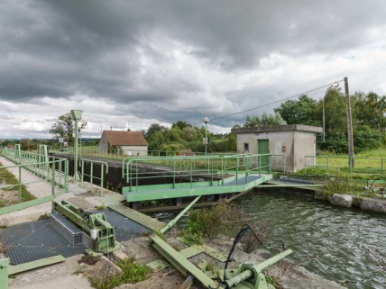 Vue rapprochée du site d'écluse, du sas de grande chute et du poste de commande. © Région Bourgogne-Franche-Comté, Inventaire du patrimoine