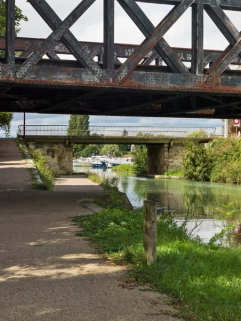 Vue d'ensemble du pont avec le pont ferroviaire en premier plan. © Région Bourgogne-Franche-Comté, Inventaire du patrimoine