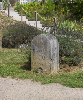 Vue de la bornede grand gabarit située sur la rive droite du site. © Région Bourgogne-Franche-Comté, Inventaire du patrimoine