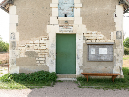 Maison éclusière. Détail du mur pignon, avec la porte d'entrée surmontée d'une fenêtre en plein-cintre. © Région Bourgogne-Franche-Comté, Inventaire du patrimoine