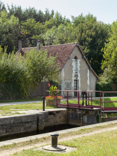Vue du sas et de la maison éclusière. © Région Bourgogne-Franche-Comté, Inventaire du patrimoine