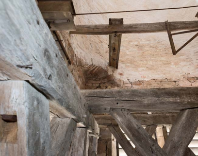 Vue du clocher en tuf et de l'assemblage des poutres. © Région Bourgogne-Franche-Comté, Inventaire du patrimoine
