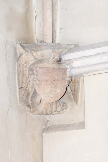 Culot représentant un ange portant un écu, à gauche dans le choeur. © Région Bourgogne-Franche-Comté, Inventaire du patrimoine