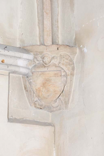 Culot représentant un ange portant un écu, à gauche dans le choeur. © Région Bourgogne-Franche-Comté, Inventaire du patrimoine