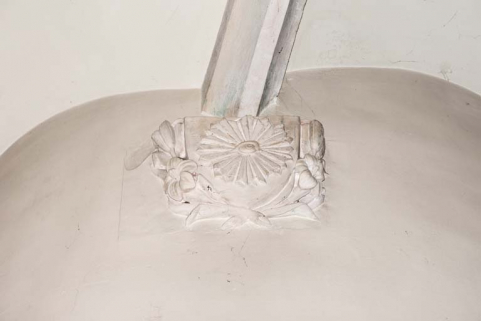 Culot sculpté d'une fleur (marguerite ?) de la chapelle sud, au niveau de la tourelle d'escalier. © Région Bourgogne-Franche-Comté, Inventaire du patrimoine