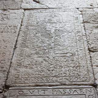 Vue d'ensemble de la dalle 2. © Région Bourgogne-Franche-Comté, Inventaire du patrimoine