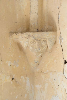 Culot de l'angle nord-ouest. © Région Bourgogne-Franche-Comté, Inventaire du patrimoine Culot de l'angle nord-ouest. © Région Bourgogne-Franche-Comté, Inventaire du patrimoine