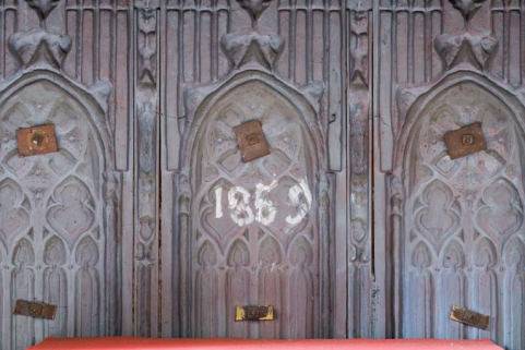 Détail de la date portée au revers de l'autel. © Région Bourgogne-Franche-Comté, Inventaire du patrimoine