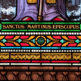 Détail de la verrière de saint Martin : signature. © Région Bourgogne-Franche-Comté, Inventaire du patrimoine