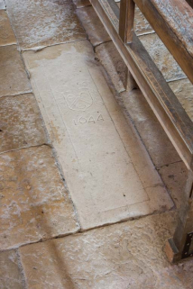 Dalle 8 avec date portée de 164 et écusson. © Région Bourgogne-Franche-Comté, Inventaire du patrimoine