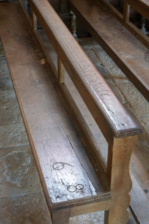 Banc de fidèle avec inscription. © Région Bourgogne-Franche-Comté, Inventaire du patrimoine