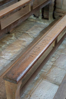 Banc de fidèle avec inscription. © Région Bourgogne-Franche-Comté, Inventaire du patrimoine