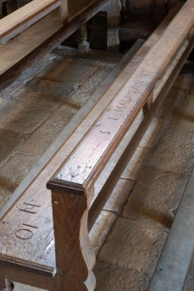 Banc de fidèle avec inscription. © Région Bourgogne-Franche-Comté, Inventaire du patrimoine