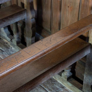 Banc de fidèle avec inscription. © Région Bourgogne-Franche-Comté, Inventaire du patrimoine