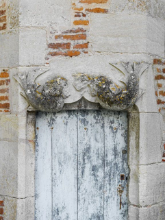 Porte de la tourelle d'escalier : détail des sirènes sur le linteau. © Région Bourgogne-Franche-Comté, Inventaire du patrimoine