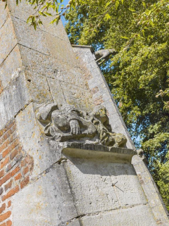 Sculpture de berger jouant de la musette ou de la cornemuse, sur le contrefort de la chapelle droite. © Région Bourgogne-Franche-Comté, Inventaire du patrimoine