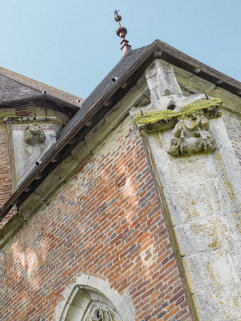 Gargouille sur le contrefort gauche de la chapelle gauche. © Région Bourgogne-Franche-Comté, Inventaire du patrimoine