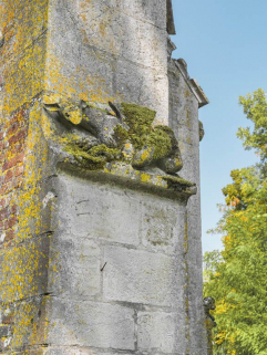 Sculpture animalière sur le contrefort de la chapelle gauche. © Région Bourgogne-Franche-Comté, Inventaire du patrimoine