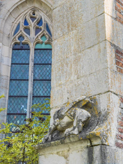 Lion ailé sur un contrefort de la chapelle droite. © Région Bourgogne-Franche-Comté, Inventaire du patrimoine