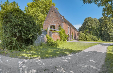 Les bâtiments de l'ancien château, vus depuis la rue. © Région Bourgogne-Franche-Comté, Inventaire du patrimoine