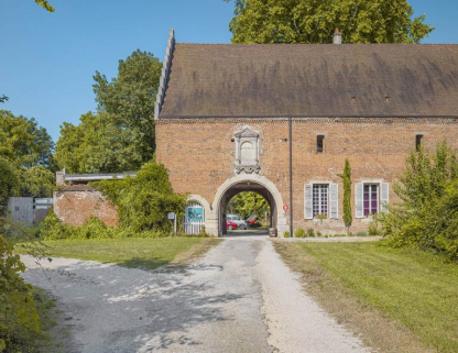 Bâtiment de l'ancien château : passage d'entrée, côté rue. © Région Bourgogne-Franche-Comté, Inventaire du patrimoine