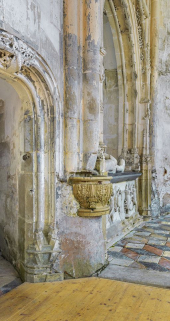 Intérieur de la chapelle : accès à la sacrisitie (chapelle gauche) et bénitier. © Région Bourgogne-Franche-Comté, Inventaire du patrimoine