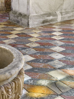 Intérieur de la chapelle : dallage du choeur. © Région Bourgogne-Franche-Comté, Inventaire du patrimoine