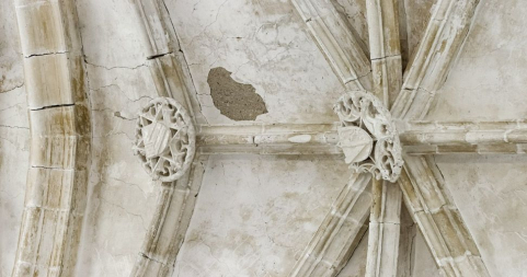 Intérieur de la chapelle : clefs de voûtes. © Région Bourgogne-Franche-Comté, Inventaire du patrimoine