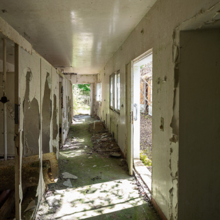 Bâtiment des bains, vue intérieure avec alignement des cabines. © Région Bourgogne-Franche-Comté, Inventaire du patrimoine