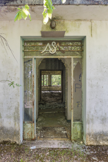 Bâtiment principal, façade postérieure, porte d'entrée. © Région Bourgogne-Franche-Comté, Inventaire du patrimoine